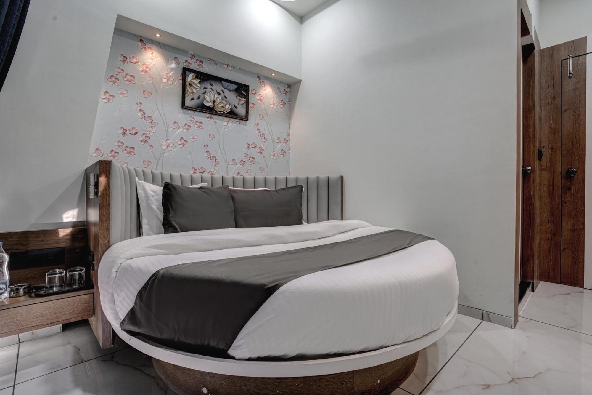 Hotel Paris Plaza Ahmedabad Ngoại thất bức ảnh