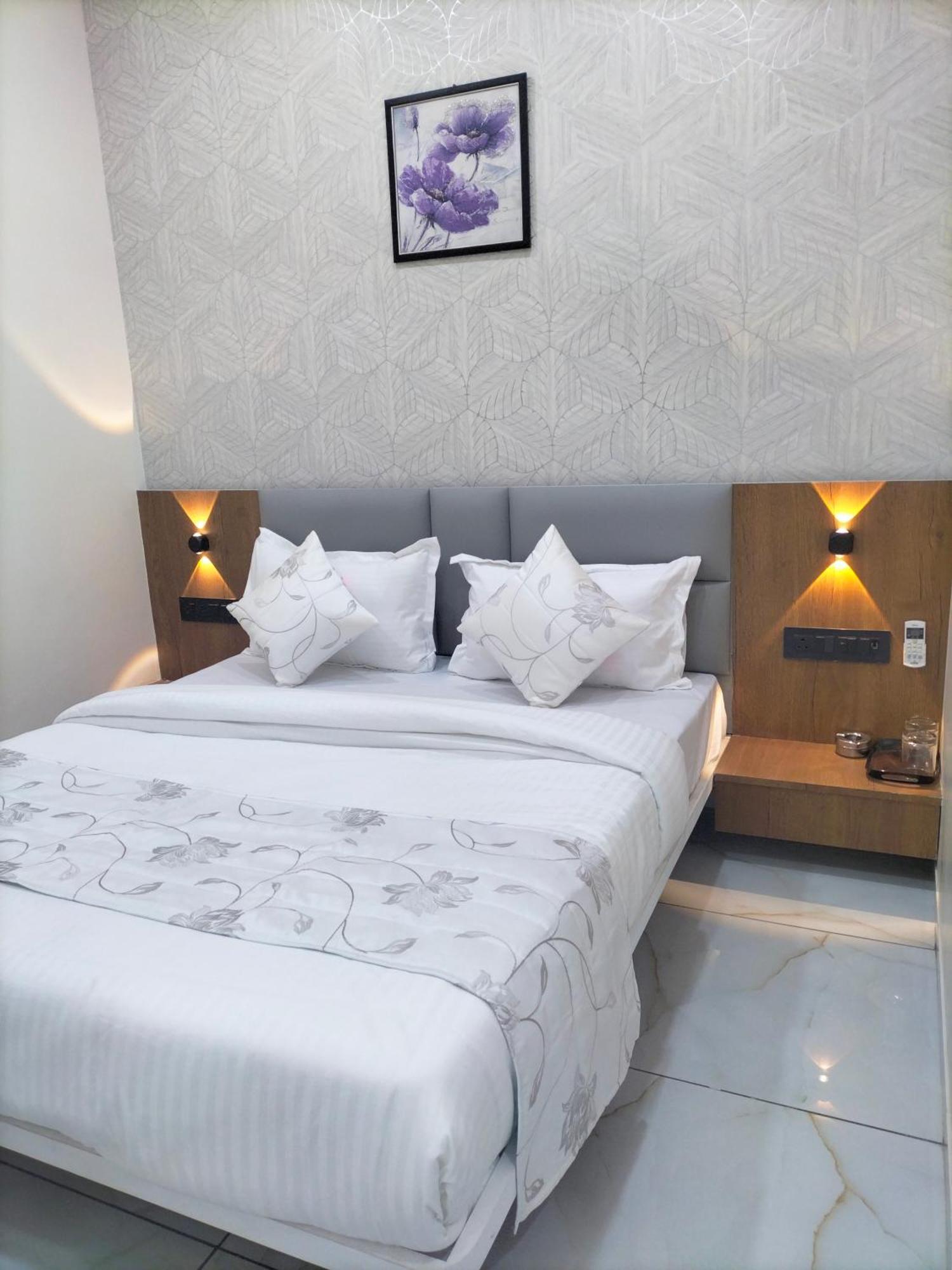 Hotel Paris Plaza Ahmedabad Ngoại thất bức ảnh