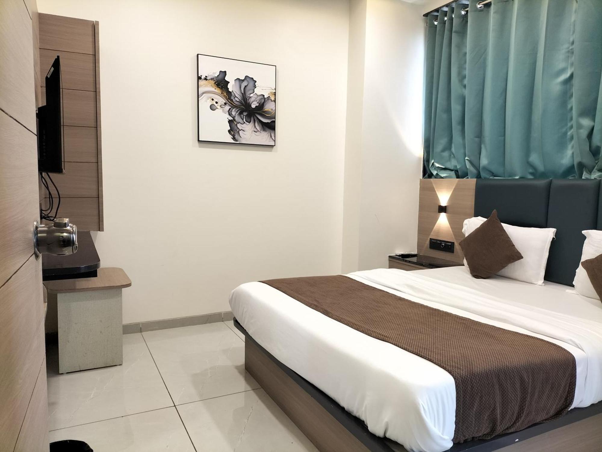 Hotel Paris Plaza Ahmedabad Ngoại thất bức ảnh