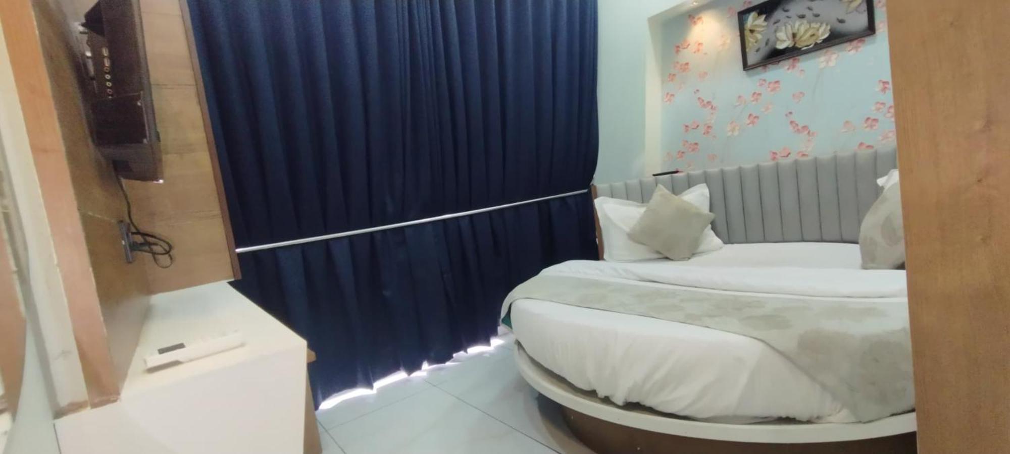 Hotel Paris Plaza Ahmedabad Ngoại thất bức ảnh