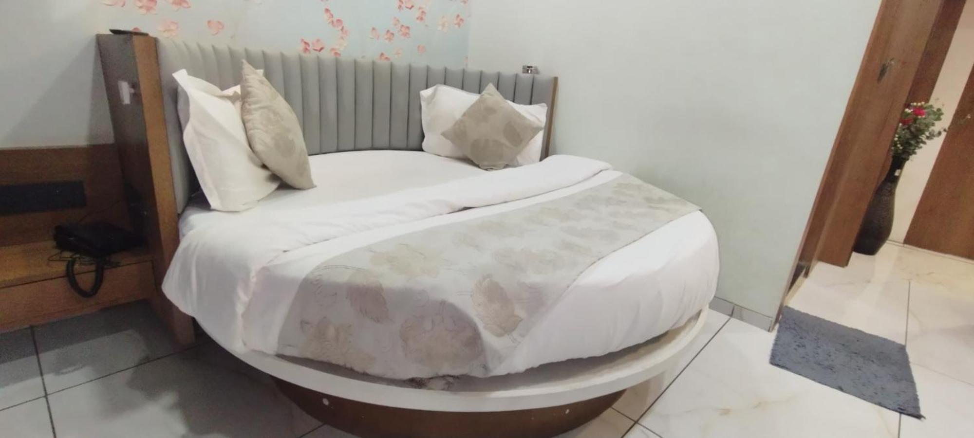 Hotel Paris Plaza Ahmedabad Ngoại thất bức ảnh