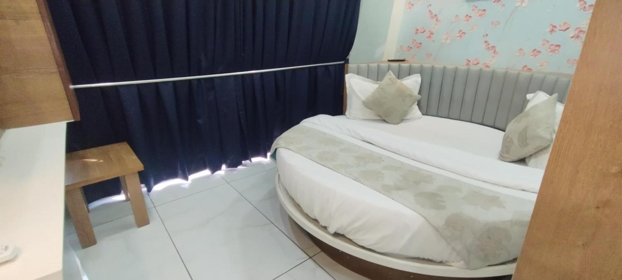 Hotel Paris Plaza Ahmedabad Ngoại thất bức ảnh